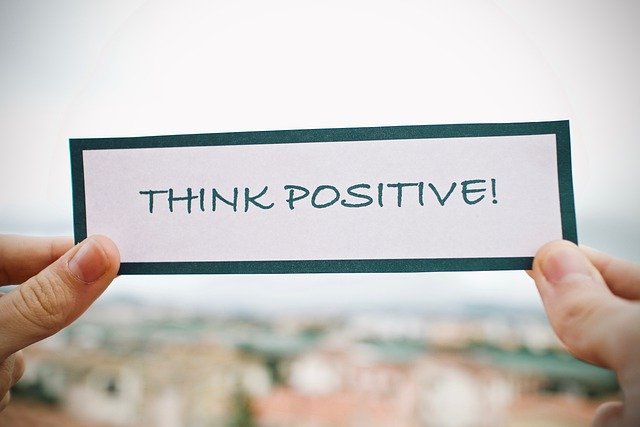 「THINK POSITIVE」と書かれたカード